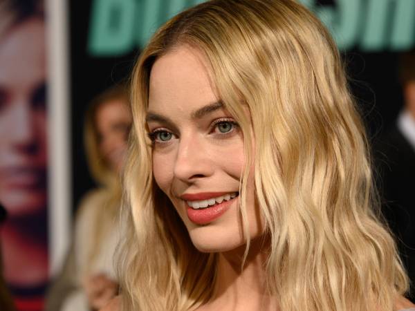 Margot Robbie compartió una impactante historia de un compañero de reparto al inicio de su carrera como actriz. La estrella de ‘Cumbres borrascosas’, de 35 años, se unió a Charli XCX —quien pone la banda sonora a la nueva adaptación de la clásica novela de Emily Brontë— para una entrevista en video con Complex en la que se turnaron para revelar el peor regalo que han recibido.