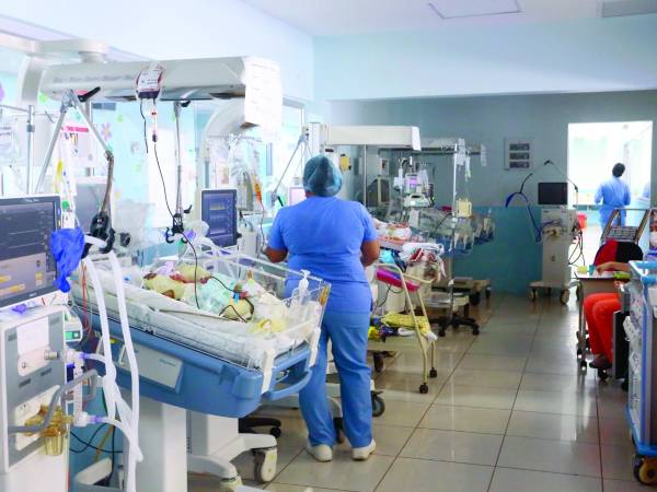 <b>Enfermeras atienden a bebés prematuros en la sala de cuidados intensivos. Foto: Moisés Valenzuela.</b>