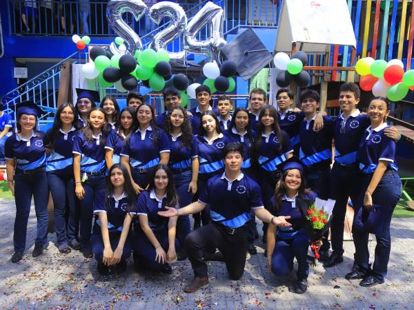 24 seniors compartieron en la celebración del último día de clases.