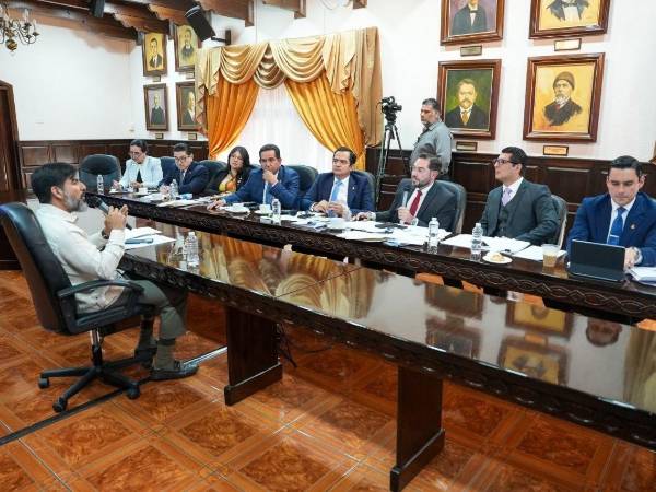 El fiscal suspendido Johel Zelaya comparece ante la Comisión Especial del juicio político en su contra.