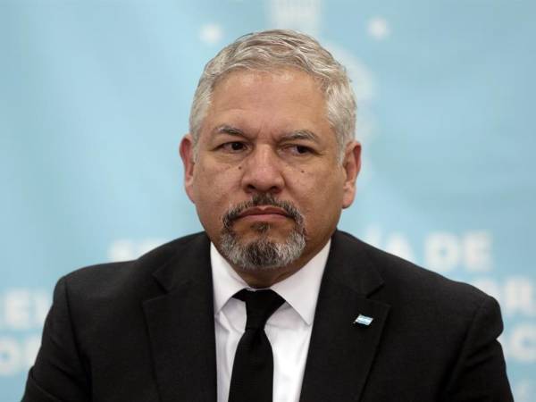 El canciller de Honduras, Eduardo Reina, participa en una entrevista con EFE este miércoles, en Tegucigalpa (Honduras).