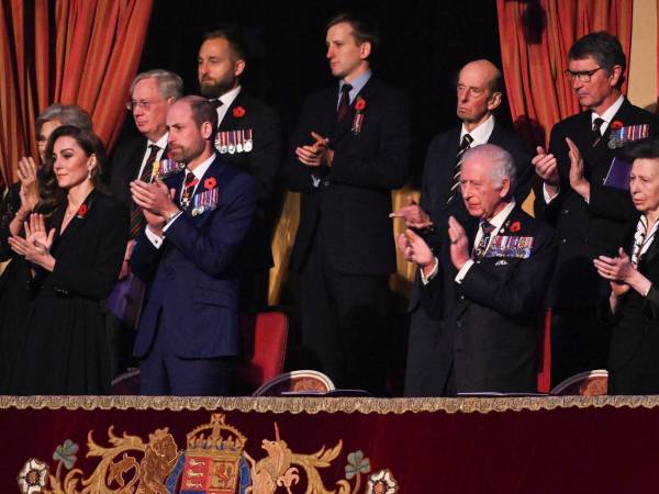 La princesa de Gales, Kate Middleton, asistió este fin de semana a dos eventos oficiales, el servicio que se celebró en el cenotafio de Londres por el Domingo del Recuerdo para honrar a los caídos en las guerras y el festival que se organizó en el Royal Albert Hall, ocupando el centro de atención ante la ausencia de Camila, por enfermedad.