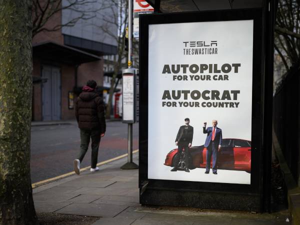 Los autos Tesla hoy son blanco de vandalismo e ira política en Europa. Un póster satírico en Londres.