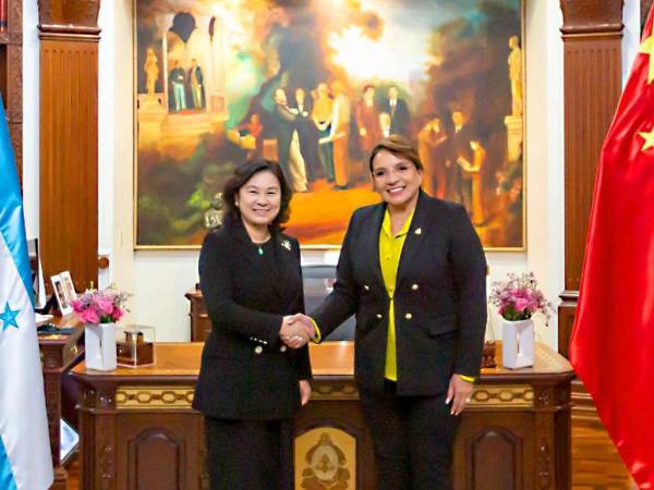 <a href=https://www.laprensa.hn/honduras/honduras-infraestructura-escolar-vicecanciller-china-hua-chunying-EM20869490> </a>Hua Chunying y Xiomara Castro.