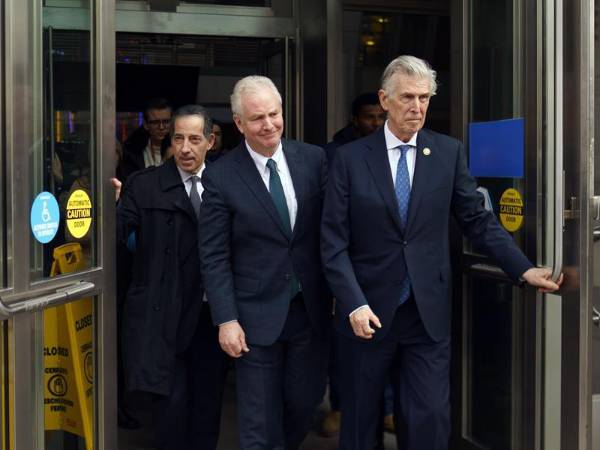 Los senadores estadounidenses Jamie Raskin (i) y Chris Van Hollen (c), junto con el congresista Don Beyer, salen de las oficinas de USAID en Washington.