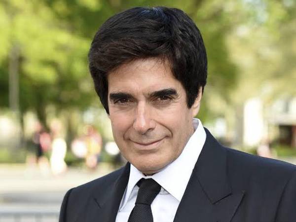 El ilusionista David Copperfield de 67 años, que ya ha afrontado denuncias similares en el pasado, negó las nuevas acusaciones a través de sus abogados calificándolas de “completamente falsas”.