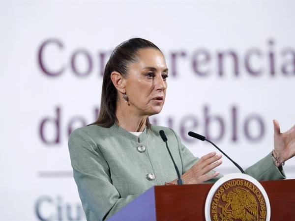 Fotografía cedida por la presidencia de México de la Secretaria de Gobernación, Rosa Icela Rodríguez, hablando durante una rueda de prensa este miércoles, en Palacio Nacional, en Ciudad de México (México).