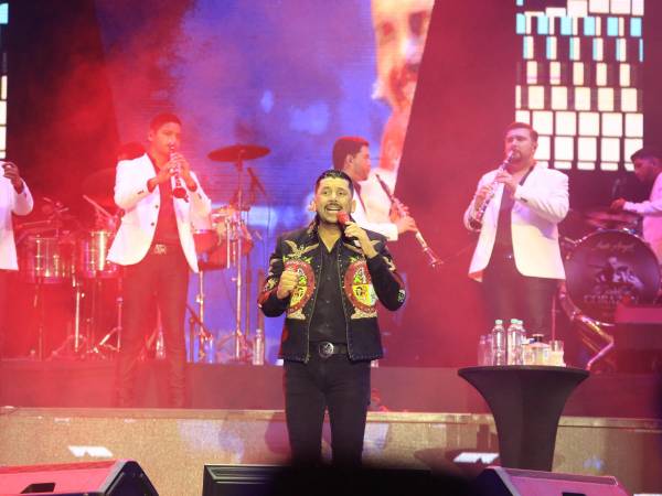 Luis Ángel El Flaco dio inicio al show con una presentación que duró una hora y media.