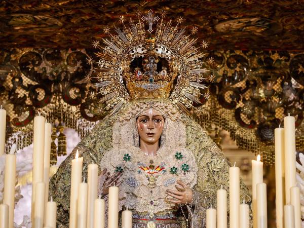 La Macarena en el 2024, antes de una reciente restauración que le dio pestañas más largas y cambios en la piel y la nariz. (Jose Manuel Vidal/EPA, vÍa Shutterstock)