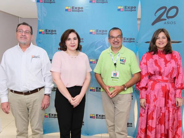 Bismark Herrera, gerente general de Promotional Home; Melissa Yacamán, gerente de Expocentro; José Quan, director de Expo Imagen, y Caroline Bolduc-Barletta, gerente general de Hotel Aloft.