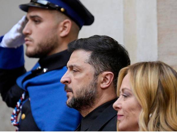 El presidente ucraniano Volodymyr Zelenski (i) y la primera ministra italiana, Giorgia Meloni (d), asisten a una reunión en el Palazzo Chigi de Roma.