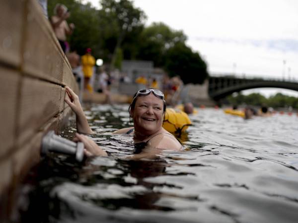El Sena se limpió para los Juegos Olímpicos del verano pasado en París, y ahora el público puede nadar en el río.