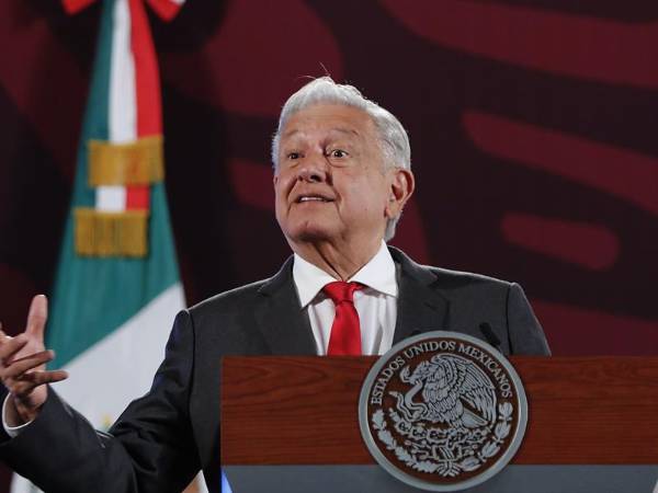 El presidente de México, Andrés Manuel López Obrador, habla durante una rueda de prensa matutina este lunes en el Palacio Nacional en Ciudad de México (México).