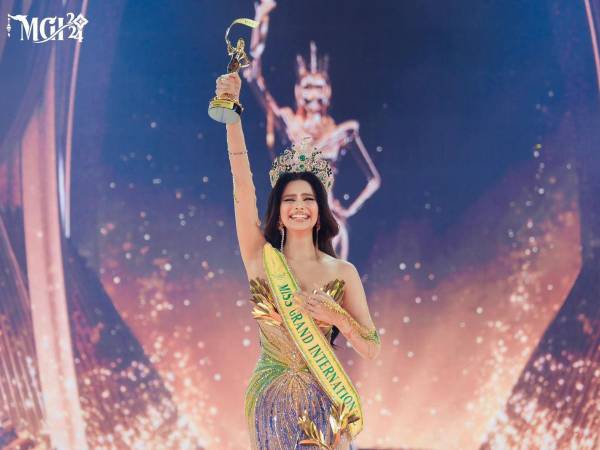 Yariela García alza el trofeo que acredita su logro.