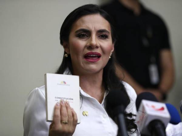 La vicepresidenta electa de Ecuador Verónica Abad habla en una rueda de prensa este jueves, en Quito (Ecuador).