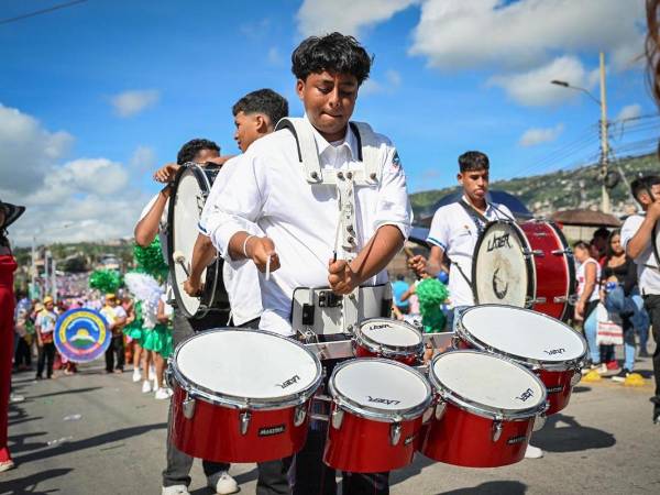 Con gran algarabía y fervor patriótico, 268 centros de Educación Básica en el Distrito Central, participaron en los desfiles conmemorando el 203 aniversario de Independencia Patria.