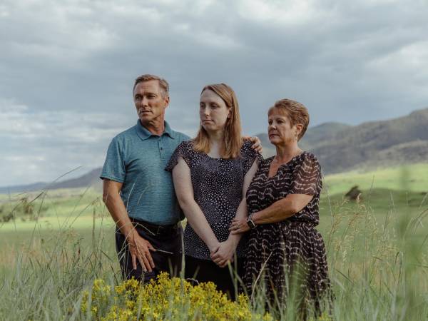 (De ext. izq.) Andrew, Lilia y Debbie James. Andrew y Debbie son cristianos evangélicos a quienes al principio les costó aceptar que Lilia era transgénero.