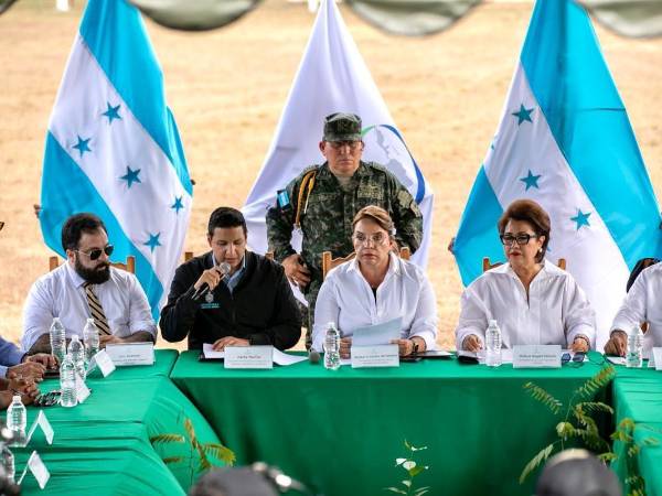 Los presidentes de los tres poderes del Estado y el Fiscal General de Honduras en la reunión del Consejo de Defensa y Seguridad.