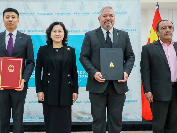 Honduras y China firman acuerdo de infraestructura escolar