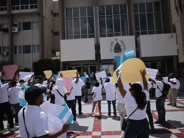 Empleados de las Zedes durante el plantón en la Corte Suprema de Justicia, en Tegucigalpa, Honduras.