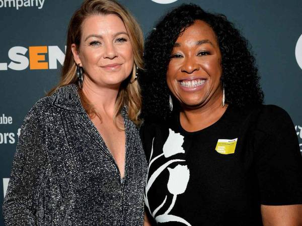 La actriz Ellen Pompeo y la productora Shonda Rhimes en una foto de archivo.