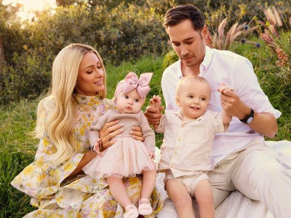 Paris Hilton compartió unas hermosas fotos en las que posa con su esposo Carter Reum y sus dos hijos.