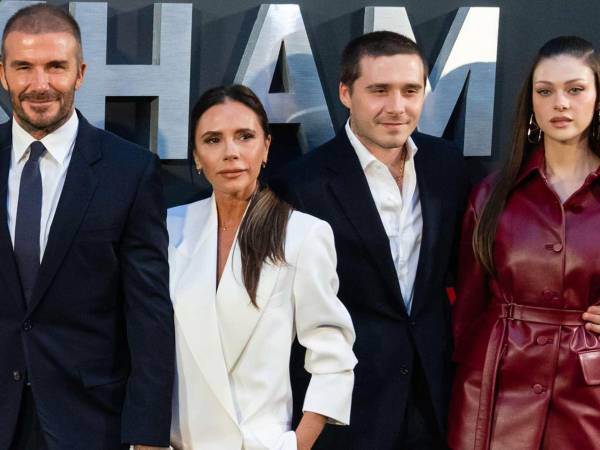 David y Victoria Beckham con su hijo Brooklyn y Nicola Peltz, en una foto de archivo.