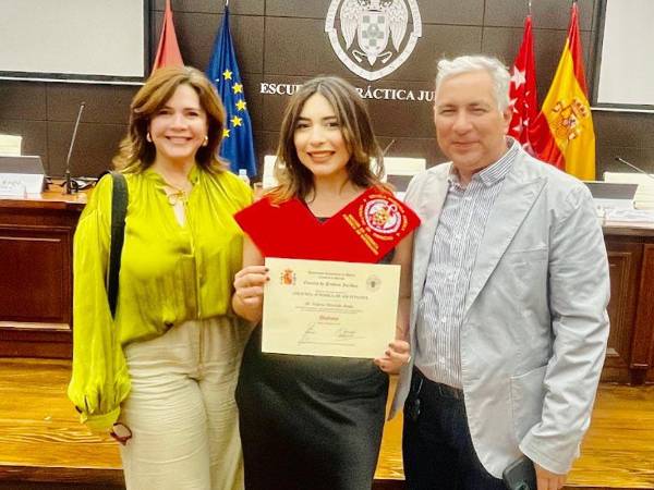 Andrea Cristier Alvarado Mejía junto a sus padres.