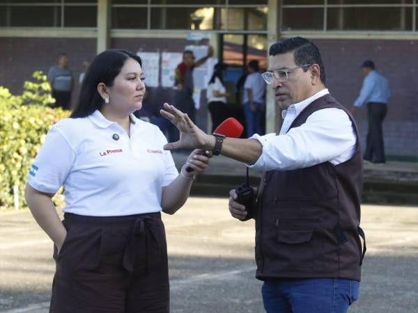 Abogado Francisco Quiroz, coordinador departamental de JRV y custodios del CNE, y la periodista hondureña Jacqueline Molina.