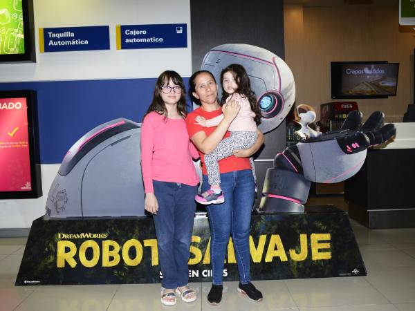 Grandes y chicos disfrutaron del estreno de la película “Robot Salvaje”, gracias a la alianza de Grupo OPSA y Diario LA PRENSA. En la imagen: Valentina Morales con Diana García y Anna Morales.
