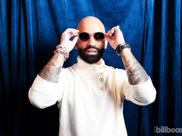 El artista puertorriqueño Arcángel en una sesión de fotos para la revista Billboard.