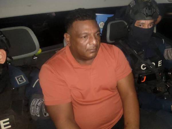 Mario Rodolfo Mejía Cubillas es custodiados por agentes de fuerzas especiales de la Policía Nacional.