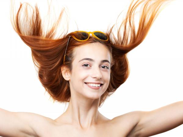 Expertos recomiendan rutinas específicas para mantener la melena vibrante y protegida durante la temporada más calurosa del año.