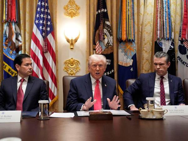 El presidente de Estados Unidos, Donald Trump, junto al secretario de Estado, Marco Rubio y el secretario del Departamento de Guerra, Pete Hegseth.