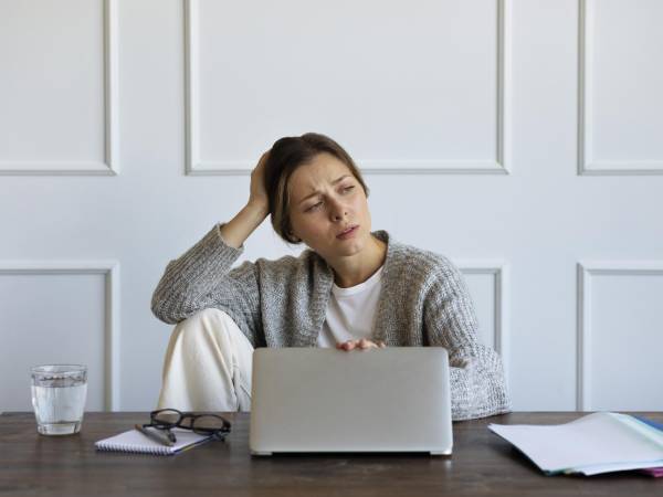 La desmotivación puede manifestarse de diversas formas: desde la procrastinación y la falta de interés en las actividades cotidianas hasta una sensación general de apatía y estancamiento. Este estado puede ser desencadenado por varios factores, como el estrés, la sobrecarga de trabajo, la falta de reconocimiento o simplemente la monotonía de la vida diaria.