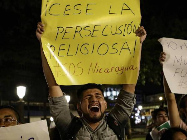 Decenas de nicaragüenses protestaron en Costa Rica contra la persecución religiosa del Gobierno de Ortega.