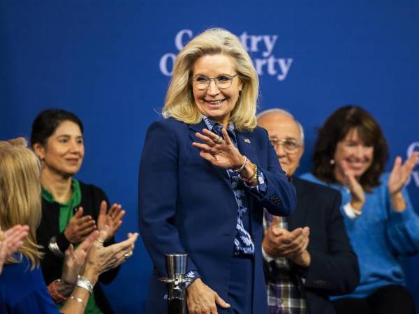 El candidato republicano a la Casa Blanca, el expresidente Donald Trump (2017-2021), sugirió este jueves por la noche que la excongresista conservadora Liz Cheney debería enfrentarse a un pelotón de fusilamiento por sus posiciones en política exterior.