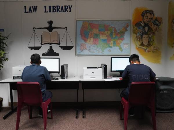 Migrantes detenidos pueden estudiar en una de las bibliotecas del centro de detención.