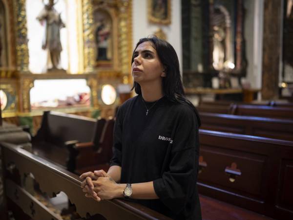 Artemis Ghasemzadeh, iraní convertida al cristianismo, se ha vuelto una líder de un grupo de migrantes enviados a Panamá.