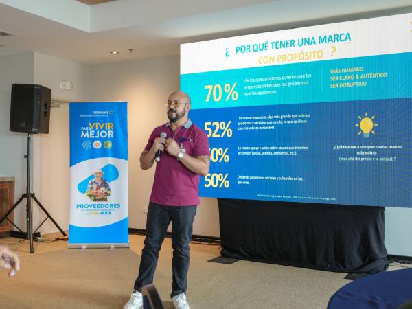 Ejecutivos de Walmart Centroamérica en el lanzamiento de su marca propósito a medios de comunicación de la zona norte.