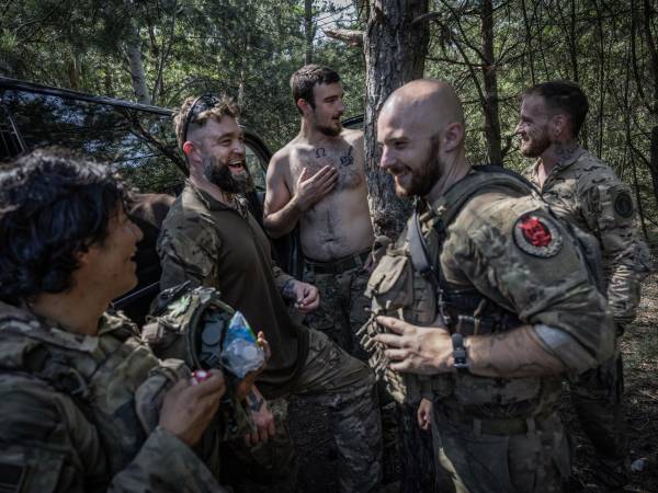 Zachary Miller (segundo izq.), veterano de EU, ayuda a Ucrania en la guerra.