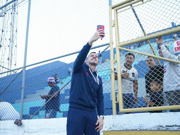 Los jugadores aprovechan para tomarse fotos con los aficionados que llegaron desde tempranas horas.