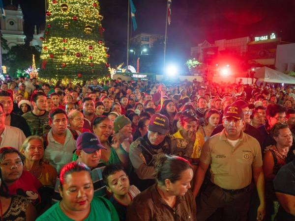Centenares de sampedranos llegaron al parque central para disfrutar del inicio de la Navidad.