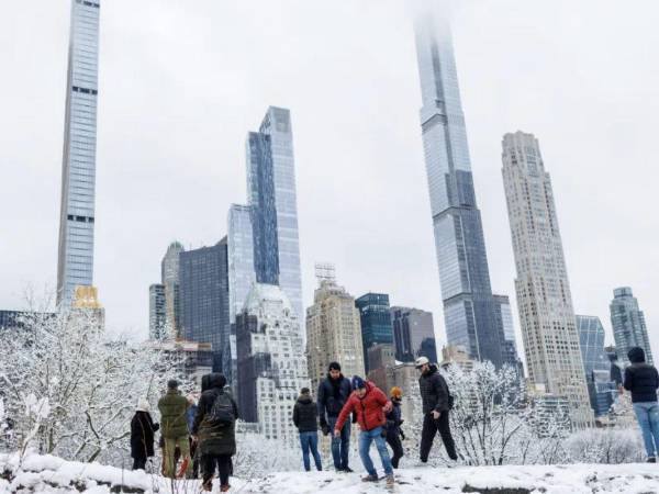 Un grupo de personas en el Central Park de Nueva York, cubierto de nieve, en una imagen de archivo.