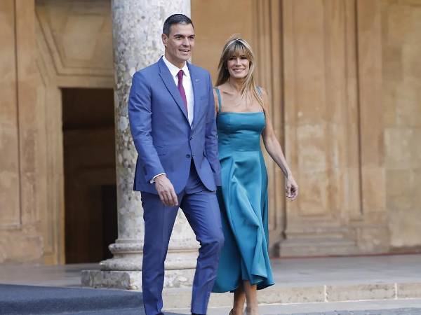 El jefe de Gobierno de España, Pedro Sánchez y su esposa, Begoña Gómez.