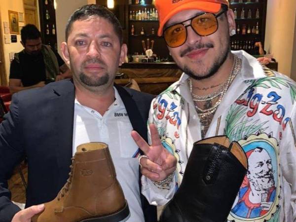 El empresario Kerin Arita junto a Christian Nodal.