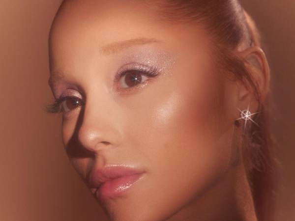 Con la llegada del buen tiempo, las novedades musicales comienzan a resurgir con fuerza, luchando por convertirse en la canción del verano de cada año. En medio de esta oleada de estrenos, un nombre vuelve a acaparar toda la atención: <b>Ariana Grande.</b> Y no es para menos, porque es posible que estemos ante <b>el comienzo de una nueva era.</b>