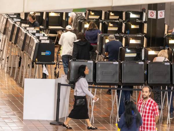 La votación anticipada inició este lunes en Miami, Florida.