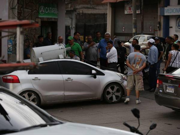 Vientos han provocado que árboles cedan en Tegucigalpa.