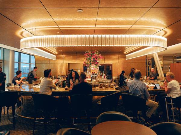 La Sala Delta One del Aeropuerto Internacional Kennedy en NY incluye un bar-restaurante de servicio completo.